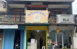 Suasana depan gerai Mourisol yang menyajikan aneka varian rasa risol yang unik di kawasan Bojongsoang, Kecamatan Dayeuhkolot, Kabupaten Bandung, Selasa (11/11/2025) (Foto: Nayla Andini)