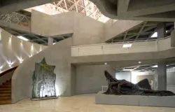 Area galeri menampilkan berbagai karya I Nyoman Nuarta di NuArt Sculpture Park, Jalan Setra Duta Raya No. L6, Ciwaruga, Parongpong, Bandung Barat, Jumat (31/10/2025). (Sumber: Dokumentasi Penulis | Foto: Ratu Syahdila)