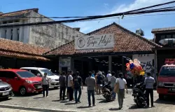 Antrean panjang membuktikan kualitas kuliner di Jalan Burangrang, Kecamatan Lengkong, Kota Bandung, pada Senin (03/11/2025). (Sumber: Ramadhan Dwiadya)