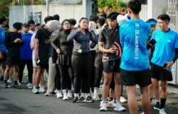 Para Anggota Olahraguys Sedang Melakukan Persiapan Untuk Kegiatan FunRun X Mad.Cultureid, Sukajadi, Kota Bandung (21/10/2025) (Sumber: Olahraguys | Foto: Olahraguys)