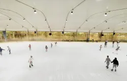 Pengunjung menikmati kegiatan bermain ice skating pada sore hari di Garden Ice Rink, Paris Van Java, Bandung (14/09/2025). (Sumber: Dokumentasi Pribadi)