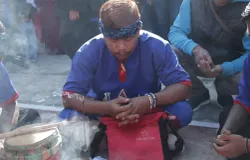 Ketua Sanggar Seni Reak Putra Sawargi memimpin ritual pembukaan sebelum pertunjukan seni reak di hadapan para anggota dan penonton, (24 September 2025). (Sumber: Dok. Acu Supriatna)