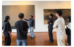 Pengunjung berdiskusi tentang makna sebuah karya seni di Selasar Sunaryo Art Space, Bandung. Interaksi antara pengunjung dan karya seni menciptakan pengalaman wisata yang mendalam dan tak terlupakan. Bandung(02/11/25) (Sumber: Putri Aulia)