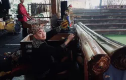 Ko Dalang menampilkan pertunjukan Wayang Golek di Saung Angklung Udjo diiringi  dengan musik tradisional Sunda, Kamis (6/11/25), Kec. Cibeunying Kidul, Kota Bandung. (Sumber: Dokumentasi Penulis | Foto: Ishanna Nagi)