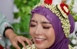 Mutiara Syoba’ah sedang melakukan budaya sakral siraman sebelum melangkah ke jenjang pernikahan, Jumat (14/01/2022) (Sumber: Dokumentasi Wedding Organizer | Foto: Ali Solehudin)