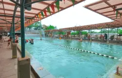 Pengunjung menikmati kolam air panas alami di kawasan wisata Sari Ater pada siang hari (Sumber: sariater-hotel.com | Foto: Dokumentasi Sari Ater)