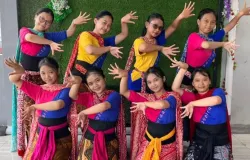 Para penerus tari merak menebar pesona lewat jemari lentik dan senyum manis yang menghidupkan semangat budaya di Pusat Bina Tari pada Minggu (09/11/2025) (Sumber: Dokumentasi Penulis | Foto: Mikha Br Sirait)