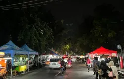 Jalan Lengkong kecil selalu punya cara menyajikan malam dengan rasa di Kota Bandung, (05/11/2025). (Foto: Zaki Al Ghifari)