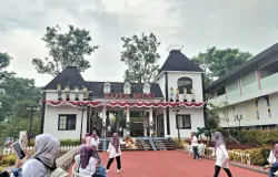 Para pengunjung menikmati suasana menyenangkan pada sore hari di kawasan wisata Kota Mini Lembang, Jalan Grand Hotel No.33E, Kecamatan Lembang, Kabupaten Bandung Barat (29/10/2025). (Sumber: Dokumentasi Penulis | Foto: Annisa Salsabila)