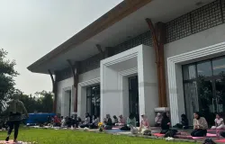 Peserta melakukan yoga bersama di outdoor, Podomoro Park, Kabupaten Bandung pada Minggu (2/11/2025). (Sumber: Dokumentasi Penulis | Foto: Wan Maulida Kusuma Syazci)