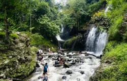 Pesona curug yang jernih mengundang pengunjung untuk turun merasakan kesegaran airnya pada Rabu siang, 5 November 2025 (Sumber: Dokumentasi Penulis | Foto: Najmi Zahra)
