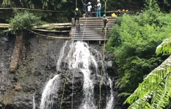 Suasana peserta melaksanakan kegiatan rappelling dengan pengawasan profesional di Curug Tilu Leuwi Opat, Kabupaten Bandung Barat, (26/10/2025). (Sumber: Dokumentasi Penulis | Foto: Vishia Afiath)