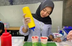 Gerai Pisang Ijo menghadirkan cita rasa baru jajanan tradisional melalui perpaduan fla manis, keju, dan es krim yang berlokasi di Jalan Raya Bojongsoang, Kabupaten Bandung, Sabtu (01/11/2025) (Sumber: Dokumentasi Penulis | Foto: Ruth Sestovia Purba)