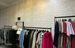 Suasana toko Khal Label di Bandung yang menampilkan berbagai koleksi busana muslimah dan kasual rancangan orisinal, (12/11/2025).  (Sumber: Dokumentasi penulis | Foto: Firza Adzkia Rizky)