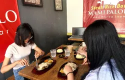 Momen saat kelezatan Mami Palolo disantap dengan lahap oleh konsumen di Jalan Cikoneng Nomor 19, Bojongsoang, Kabupaten Bandung, Selasa (6/11/2025). (Sumber: Dok. Pribadi | Foto: Nabila Nazwa Saina)