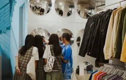 Beberapa anak muda sedang berbelanja pakaian bergaya Y2K di toko Disclosure, Kelurahan Cihapit, Kecamatan Bandung Wetan, Kota Bandung, pada Selasa (4/11/2025) (Sumber: Adventia)