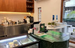 Tempat transaksi Kusuma Matcha dengan nuansa Jepang modern yang kerap dijadikan spot foto pengunjung, (30/10/2025) (Sumber: Dokumentasi Penulis | Foto: Andrea Keira)