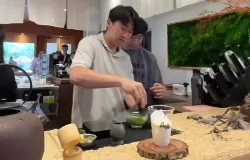 Seorang owner tengah membuatkan minuman matcha untuk pembeli cafe Deruru di jl.Anggrek No.24, Merdeka (10/11/2025). (Sumber: Dahliana sekartaji | Foto: Dokumentasi Pribadi)