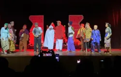 Para pemain Pementasan Longser "Jurig" menebar gelak tawa, menghadirkan kisah lucu, mistik, dan kemanusiaan di Gedung Rumentang Siang pada 28 Oktober 2025. (Sumber: Dokumentasi Penulis | Foto: Tasya Amalia Siregar)