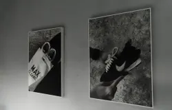 Tampilan interior ruangan Maxcleanic dengan visual branding bertema monokrom yang menonjolkan kebersihan dan profesionalitas. (28/10/25) (Sumber: Dokumentasi Penulis | Foto: Syafitriani Rahmawati)