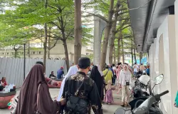 Foto Suasana pengunjung Alun alun Bandung, berlokasi di Jalan Asia Afrika, Balonggede, Regol, Kota Bandung Pada 01 November 2025  (Sumber: Dokumentasi penulis) (Sumber: Dokumentasi Penulis | Foto: Velisha Alifah Salsabila)