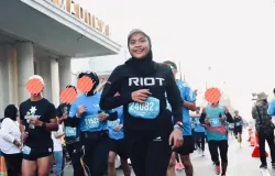 Lisda Nurul Romdani seorang guru SMA membuktikan hobinya sebanding dengan rutinitas mengajar saat mengikuti Half Marathon Pocari Sweat Run 2024 di Bandung. (Sumber: @lisdaanr | Foto: @fotoyu_official Pocari Sweet RUN 2024)