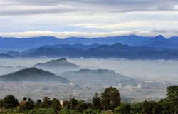 Kereta cepat Whoosh saat melintas di kawasan Padalarang, Kabupaten Bandung Barat. (Sumber: Ayobandung | Foto: Irfan al Faritsi)