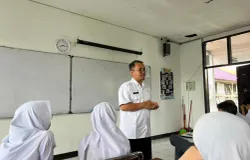 Suasana pembelajaran Bahasa Sunda bersama Ari Firman di ruang kelas SMAN 3 Cimahi, Rabu, 12 November 2025, berlokasi di Jalan Pesantren, Kota Cimahi,. (Sumber: Dokumentasi Pribadi | Foto: Marcia Kaleela Saputra)