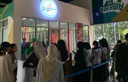 Para mahasiswa mengantri panjang bergantian untuk membeli kue soes jumbo di booth Tellamissu, pada 11 November 2025 (Sumber: Athhar Jundi Pratama Attaqa)