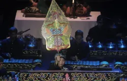 Gunungan diangkat tinggi di atas panggung wayang sebagai tanda dimulainya pertunjukan. (Dokumentasi Penulis)