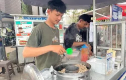 Seorang pedagang tengah melayani pembeli Cilok Urat Daging Tiga Putera di Jalan Dipatiukur No.87 (di depan Richeese/Unikom), Bandung, Minggu (02/11/2025). (Foto: Rangga Dwi Rizky)