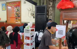 Tampak suasana pelayanan yang ramai pembeli di Sukapura, Kec. Dayeuhkolot, Kabupaten Bandung, Jawa Barat, Sabtu (08/11/2025).(Sumber: Dok. Penulis | Foto: Indah Sari Pertiwi)