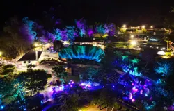 Cahaya lampu menghiasi suasana malam di area wisata Dusun Bambu Lembang, (06/10/2025) (Foto: Dokumentasi Pihak Narasumber.)
