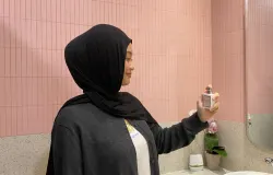 Konsumen sedang menggunakan produk dari brand tersebut pada hari Jumat, 7 November 2025 Jl.Telekomunikasi Terusan Buahbatu No. 1, Sukapura, Kec. Dayeuhkolot, Kabupaten Bandung, Jawa Barat. (Sumber: Dokumentasi Penulis | Foto: Dea Ananda)