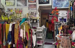 Deretan kostum tari memenuhi ruang Latihan Sanggar Panca Wijaya Art di Kecamatan Kiaracondong, Bandung, Minggu (02/11/25). (Foto: Keira Arumi Wijaya)