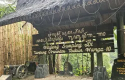 Papan sambutan di depan Kampung Adat Cireundeu, bertuliskan sambutan hangat : 'Wilujeng Sumping Di Kampung Cireundeu Rukun Warga 10', pada tanggal 30/10/2025. (Sumber: Dok. Penulis | Foto: Calya Pratista)