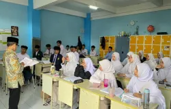 Abah Endang sedang melaksanakan kegiatan belajar mengajar di MAS Manba'ul Huda. Bandung, 05 November 2025. (Sumber: Dok. Penulis | Foto: Tsaqifa Dhiyaul Hawa)