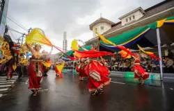 Atraksi seni tradisional di pusat Kota Bandung mampu menarik wisatawan. (Sumber: ayobandung.com | Foto: Muslim Yanuar Putra)