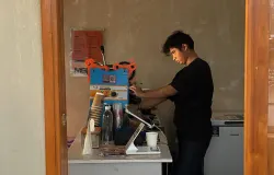 Barista Spare and Space meracik setiap minuman dengan takaran presisi dan bahan baku premium untuk menjaga konsistensi rasa yang terjangkau, 4 November 2025. (Sumber : Dokumentasi Penulis | Foto : Nur Azizah) (Foto: Nur Azizah)