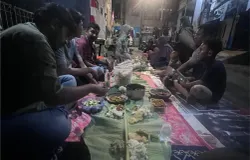 Hidangan rumahan tersaji di atas hamparan daun pisang saat tradisi munggahan warga Kelurahan Sekejati, Kota Bandung menjelang Ramadan, (1/11/2025). (Sumber: Serlie Nandini Putri | Foto: Serlie Nandini Putri)