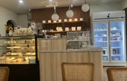 Tampilan area display dan kasir History Cake yang menampilkan beragam Korean cake dan dessert estetik di Jalan Cibadak, Kecamatan Bojongloa Kaler, Kota Bandung. (30/10/2025) (Sumber: Naila Husna Ramadhani)