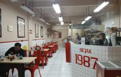 Suasana kedai pada sore hari dengan pelanggan yang sedang menyantap mie, lokasi Mie Akup. Jalan Mekar Utama No. 33, Mekarwangi, Kec. Bojongloa Kidul, Kota Bandung. (11/11/2025). (Foto: Nur Regita Azahra Rawal)