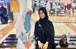 Pewawancara (kanan) berfoto dengan salah satu narasumber Gen Z (kiri) setelah kajian selesai dilaksanakan (04/11/2025). (Foto: Nesya Salwa Melodia)