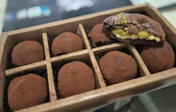 Dubai Truffle Mochi dan Pistabite Cookies. Menu favorite yang merupakan kreasi dari owner Bonsy Bites. (Dokumentasi Penulis)