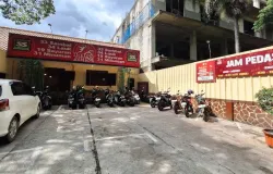 Suasana halaman depan Waroeg Spesial Sambal yang menawarkan puluhan varian sambal khas Nusantara di Jl. Sukabumi, Kota Bandung, tampak ramai oleh kendaraan pengunjung pada siang hari (04/11/25). (Sumber: Dokumentasi Penulis | Foto: kholulul rahman)