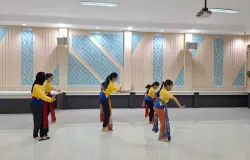Para penari Sanggar Pusbitari sedang melakukan latihan rutin tarian klasik tradisional di ruangan sanggar pusbitari, Jalan Ir. H. Juanda, Kec Bandung Wetan, Kota Bandung, Rabu (29/10/2025) (Sumber: Dokumentasi Penulis | Foto: Nayla Aurelia)