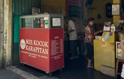 Pengunjung menikmati sajian legendaris di warung Mie Kocok Karapitan Bandung (07/11/2025) (Foto: Mohammad Raihan Assidiqqi) (Foto: Mohammad Raihan Assidiqqi)