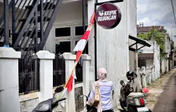Seorang konsumen sedang mendatangi rumah produksi Bujangan di Jl. Muararajeun Baru, Cihaur Geulis, Cibeunying Kaler, Kota Bandung,  (05/11/2025) (Sumber: Dokumentasi Penulis | Foto: Amelia Ulya)