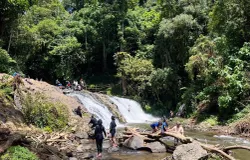 Derai air Curug Layung mengiringi langkah pengunjung saat bermain di antara bebatuan pada 9 November 2025 di Desa Kartawangi, Kecamatan Cisarua, Kabupaten Bandung Barat. (Sumber: Humaira Mazaya | Foto: Humaira Mazaya)