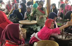 Ibu-ibu Rancakalong mengolah adonan meniadi laksa saat prosesi Meseul Geulis dalam Adat Ngalaksa di Desa Rancakalong, Sumedang, Jumat (15/05/2025). (Sumber: @kangzamzamnikmat on Tiktok | Foto: Zamzam Nikmat)